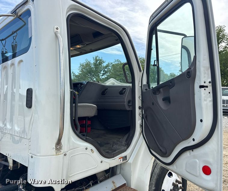 image for item DV4077 2017 Freightliner Business Class M2 semi truck