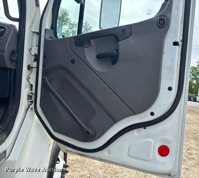 image for item DV4077 2017 Freightliner Business Class M2 semi truck