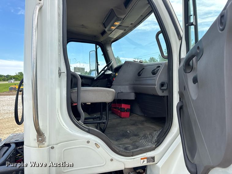 image for item DV4077 2017 Freightliner Business Class M2 semi truck