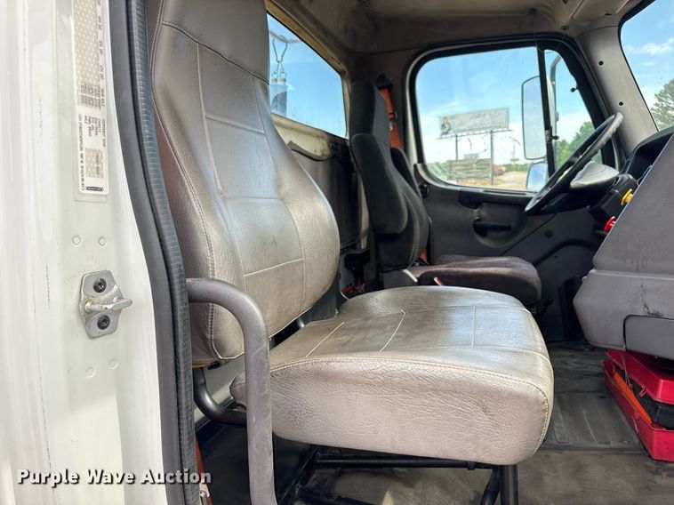 image for item DV4077 2017 Freightliner Business Class M2 semi truck