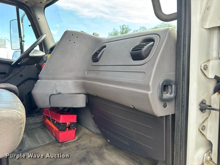 image for item DV4077 2017 Freightliner Business Class M2 semi truck