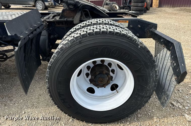 image for item DV4077 2017 Freightliner Business Class M2 semi truck