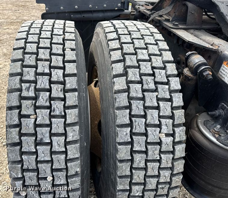 image for item DV4077 2017 Freightliner Business Class M2 semi truck