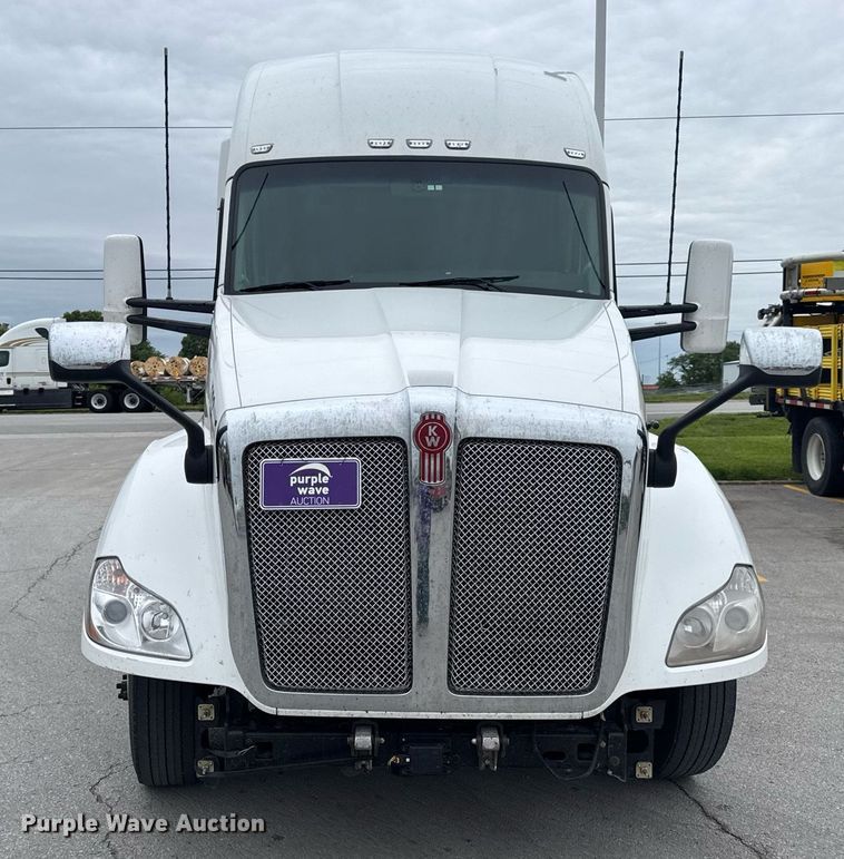 image for item DV4078 2021 Kenworth T680 semi truck