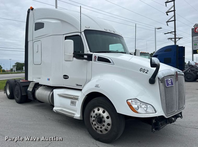 image for item DV4078 2021 Kenworth T680 semi truck