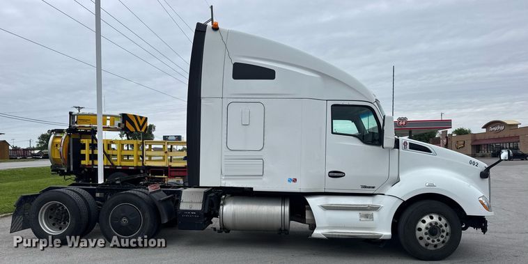 image for item DV4078 2021 Kenworth T680 semi truck