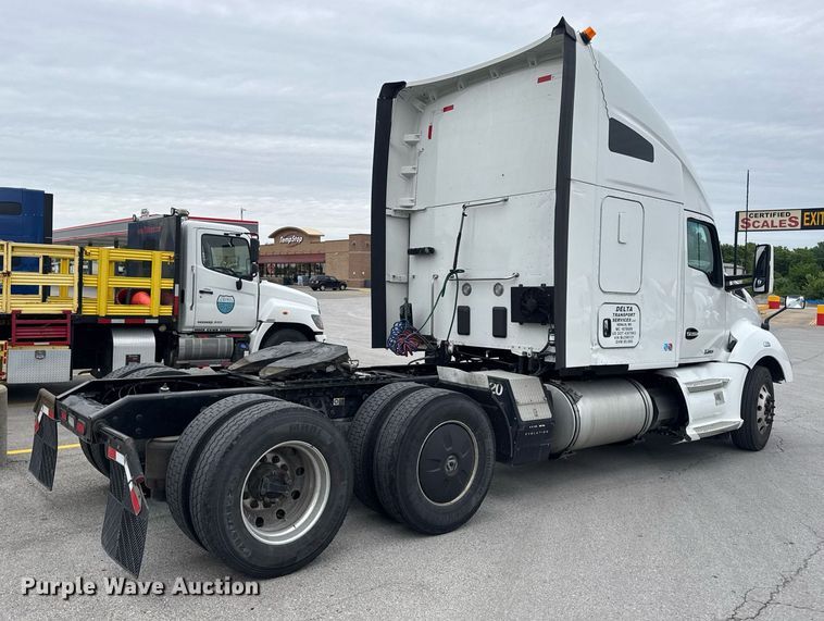 image for item DV4078 2021 Kenworth T680 semi truck