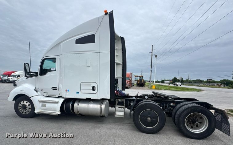 image for item DV4078 2021 Kenworth T680 semi truck