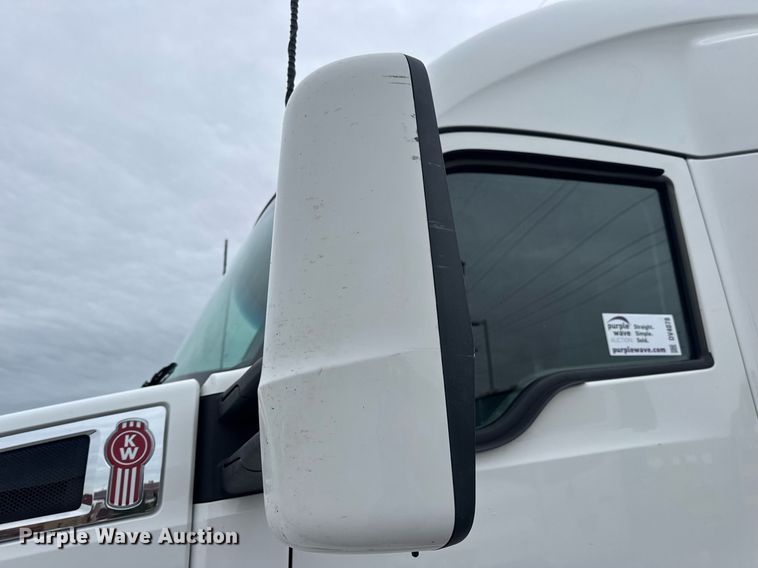 image for item DV4078 2021 Kenworth T680 semi truck