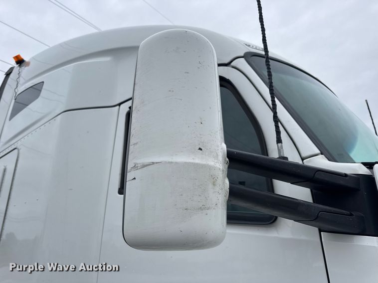 image for item DV4078 2021 Kenworth T680 semi truck