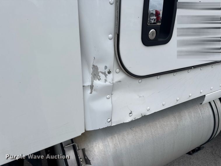 image for item DV4078 2021 Kenworth T680 semi truck