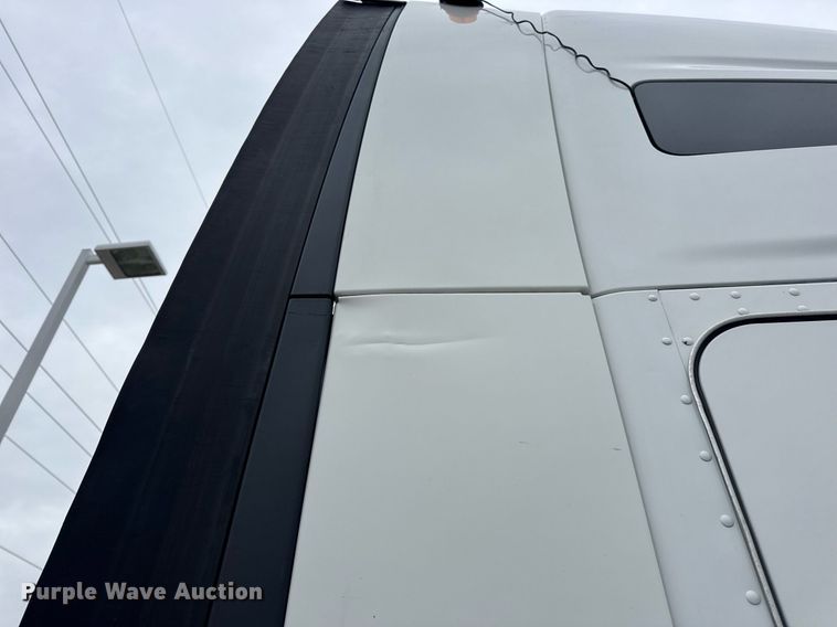 image for item DV4078 2021 Kenworth T680 semi truck