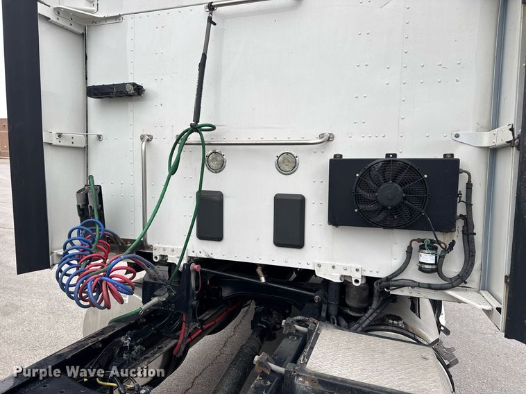 image for item DV4078 2021 Kenworth T680 semi truck