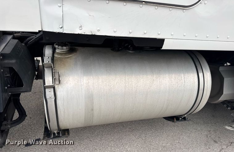 image for item DV4078 2021 Kenworth T680 semi truck