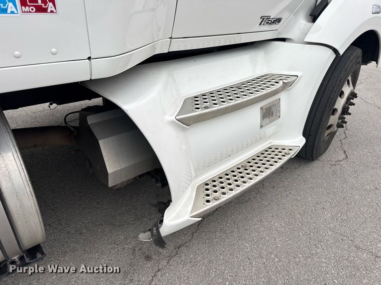 image for item DV4078 2021 Kenworth T680 semi truck