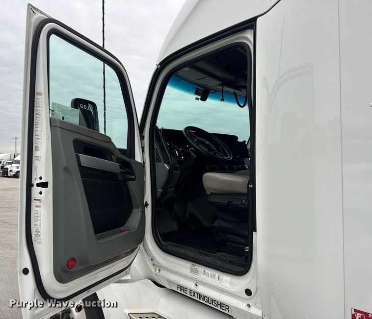 image for item DV4078 2021 Kenworth T680 semi truck