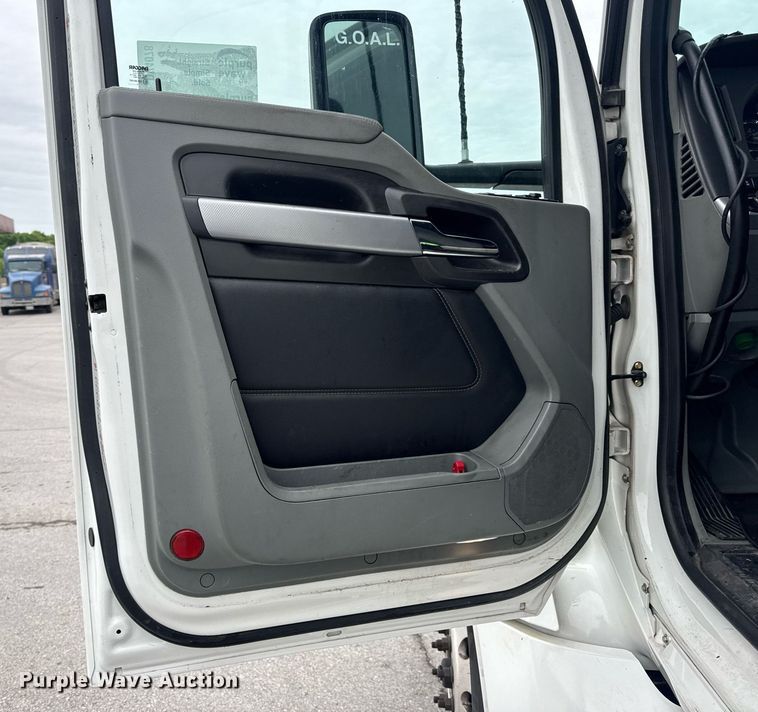 image for item DV4078 2021 Kenworth T680 semi truck