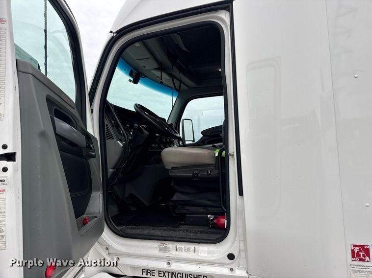 image for item DV4078 2021 Kenworth T680 semi truck