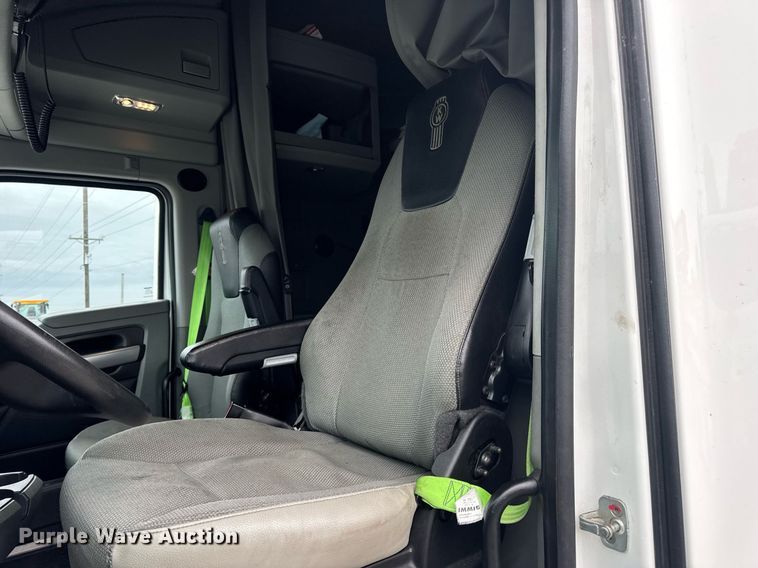 image for item DV4078 2021 Kenworth T680 semi truck