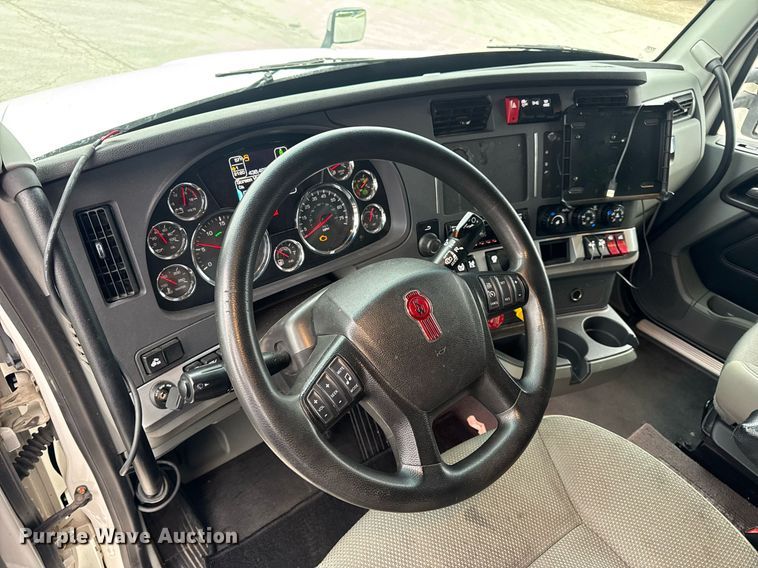 image for item DV4078 2021 Kenworth T680 semi truck