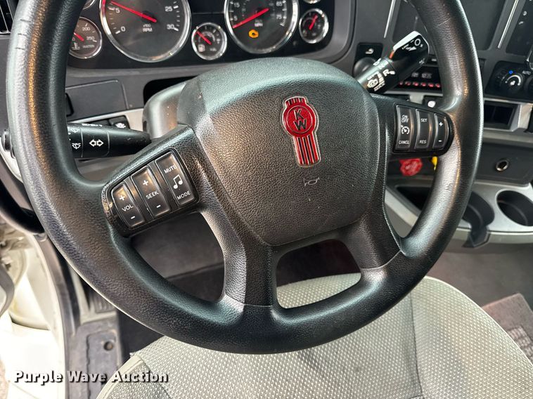 image for item DV4078 2021 Kenworth T680 semi truck