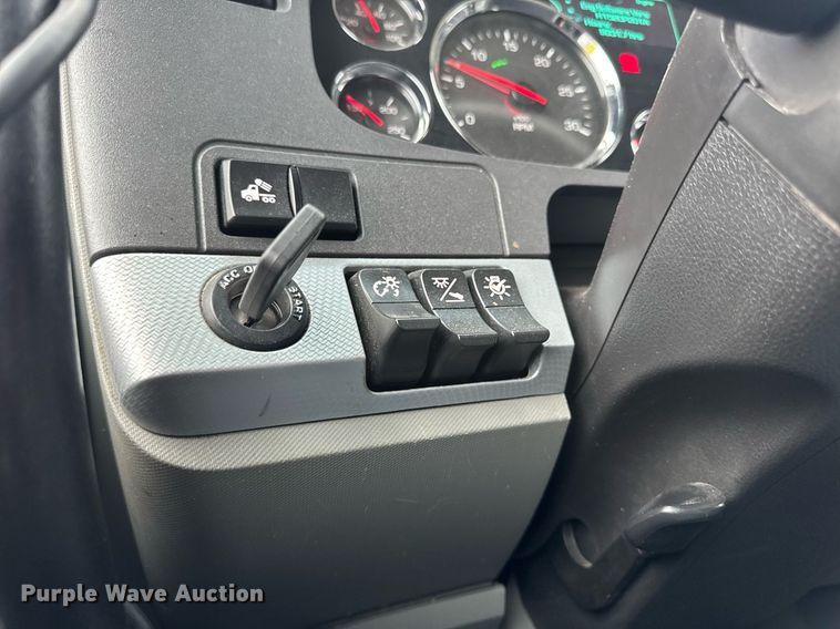 image for item DV4078 2021 Kenworth T680 semi truck