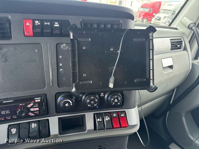 image for item DV4078 2021 Kenworth T680 semi truck