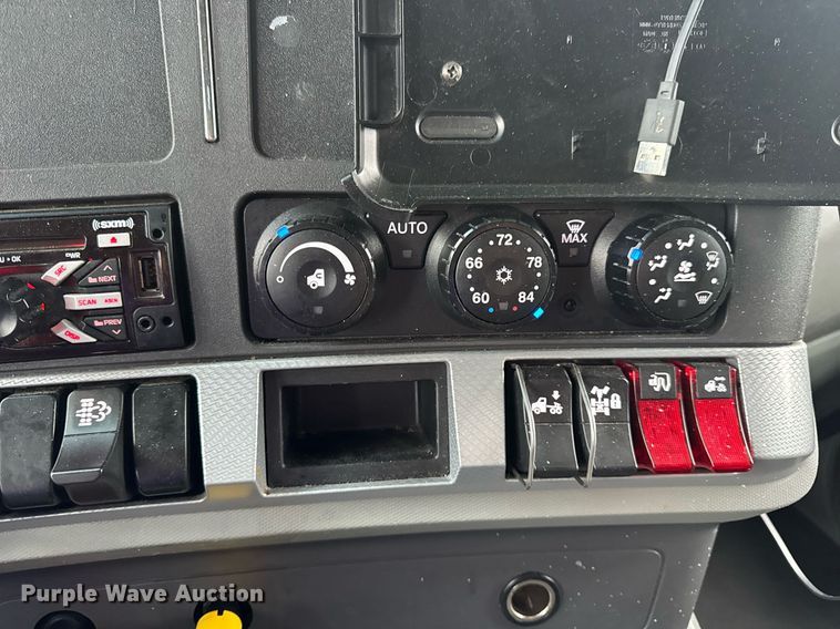 image for item DV4078 2021 Kenworth T680 semi truck