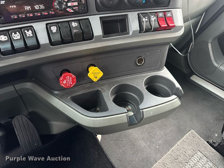 image for item DV4078 2021 Kenworth T680 semi truck