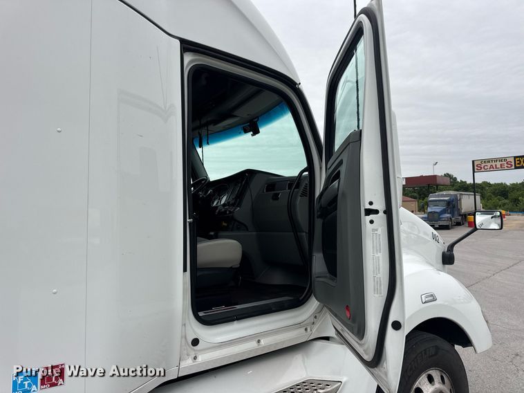 image for item DV4078 2021 Kenworth T680 semi truck