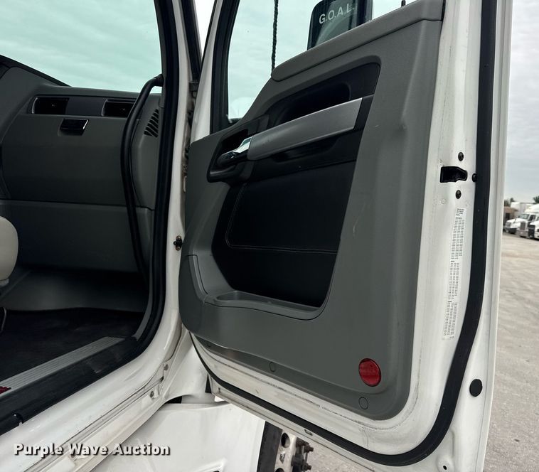 image for item DV4078 2021 Kenworth T680 semi truck