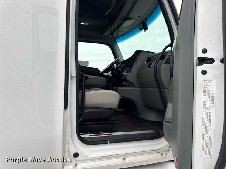 image for item DV4078 2021 Kenworth T680 semi truck