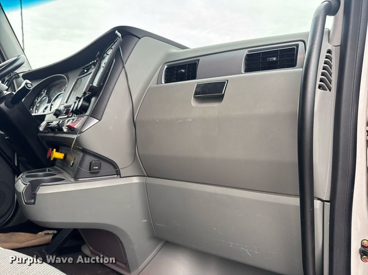 image for item DV4078 2021 Kenworth T680 semi truck