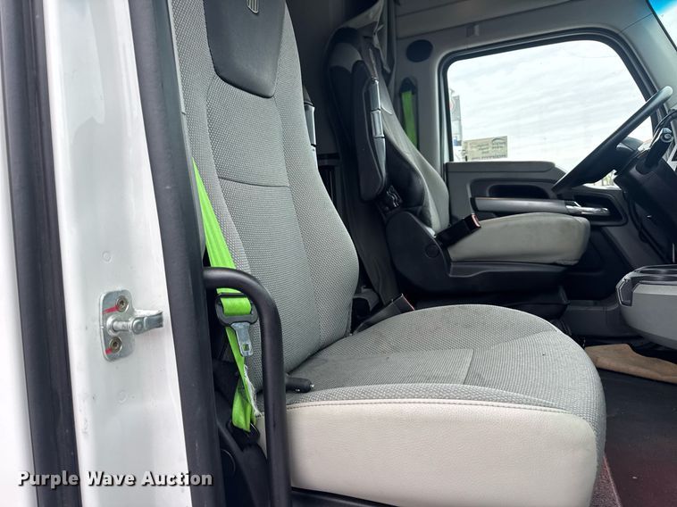 image for item DV4078 2021 Kenworth T680 semi truck