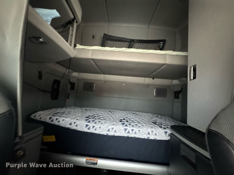 image for item DV4078 2021 Kenworth T680 semi truck