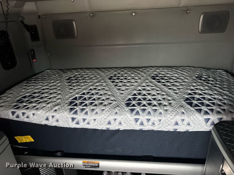 image for item DV4078 2021 Kenworth T680 semi truck