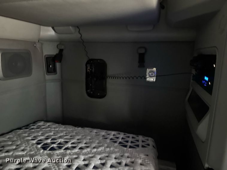 image for item DV4078 2021 Kenworth T680 semi truck