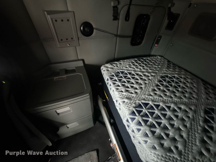 image for item DV4078 2021 Kenworth T680 semi truck