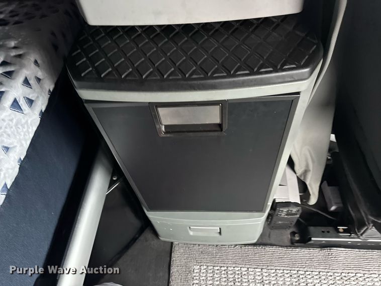 image for item DV4078 2021 Kenworth T680 semi truck