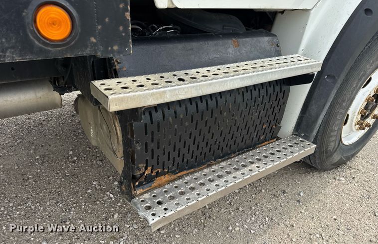 image for item DV4082 2011 Freightliner Business Class M2 flatbed truck