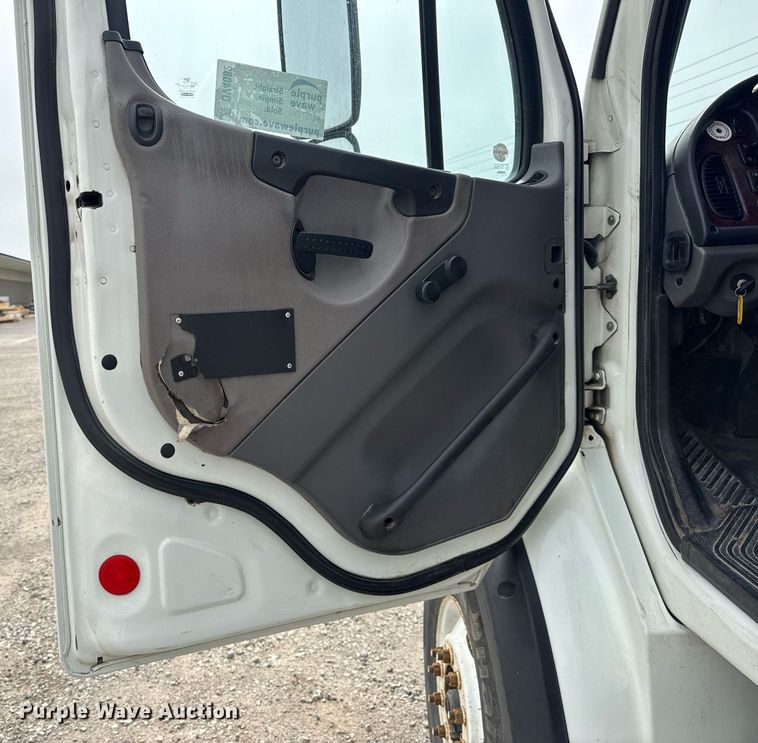 image for item DV4082 2011 Freightliner Business Class M2 flatbed truck