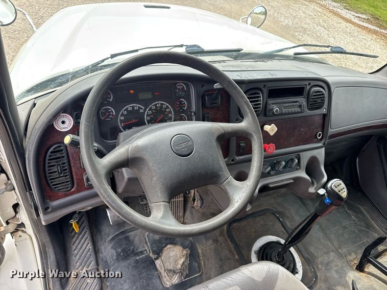 image for item DV4082 2011 Freightliner Business Class M2 flatbed truck