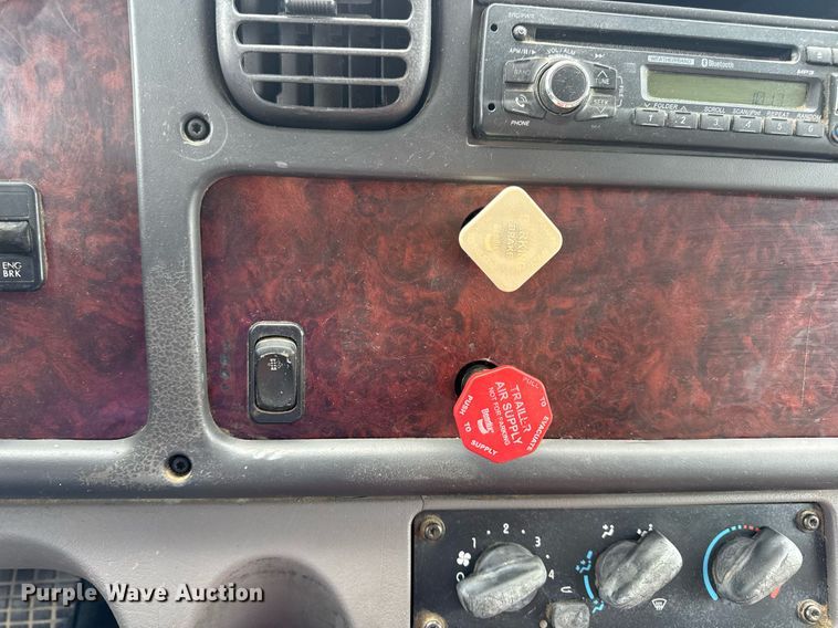 image for item DV4082 2011 Freightliner Business Class M2 flatbed truck