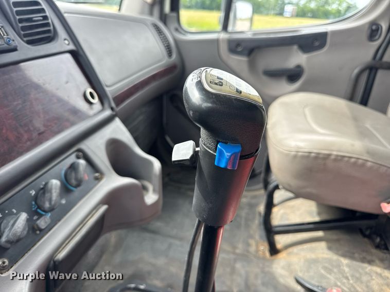 image for item DV4082 2011 Freightliner Business Class M2 flatbed truck