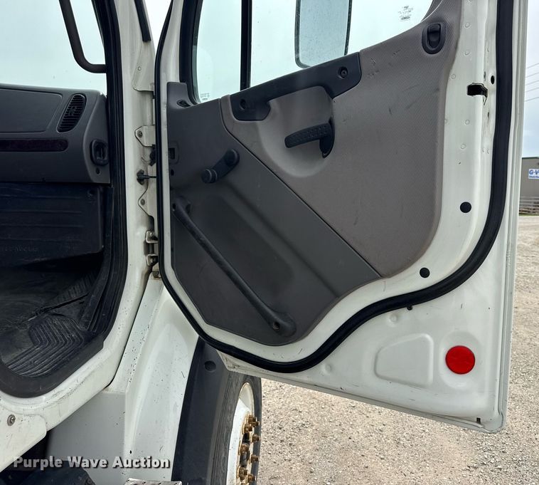 image for item DV4082 2011 Freightliner Business Class M2 flatbed truck