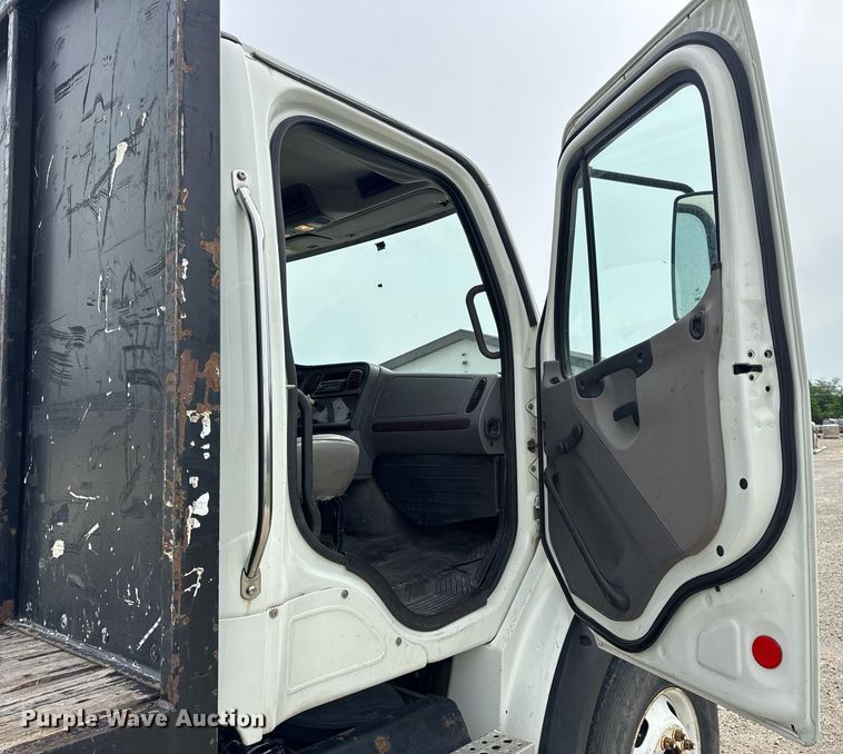 image for item DV4082 2011 Freightliner Business Class M2 flatbed truck