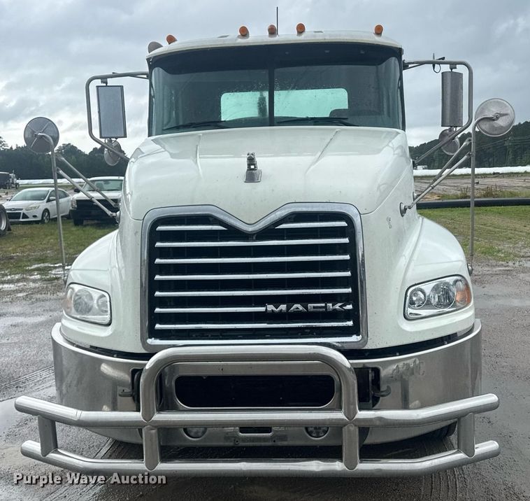 image for item DW1951 2015 Mack CXU613 semi truck