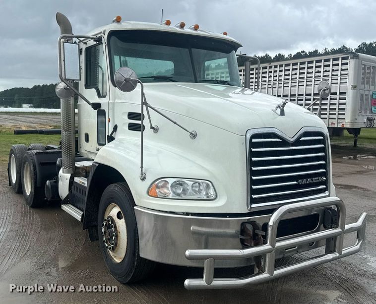 image for item DW1951 2015 Mack CXU613 semi truck
