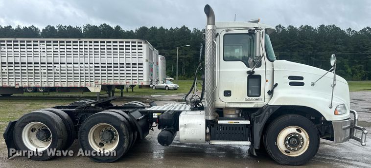 image for item DW1951 2015 Mack CXU613 semi truck