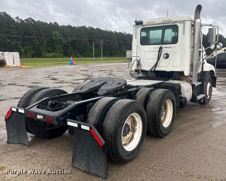 image for item DW1951 2015 Mack CXU613 semi truck